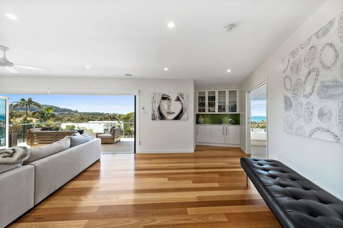 Ultimate Beach House - Stays Accommodation 2