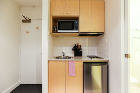 WILLOW, Carlton Studio Apartment - Stays Accommodation 3