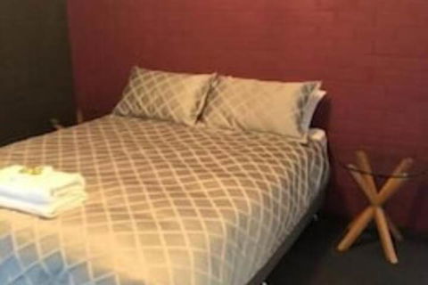 Bull 'n' Bush Hotel Motel - Stayed 7