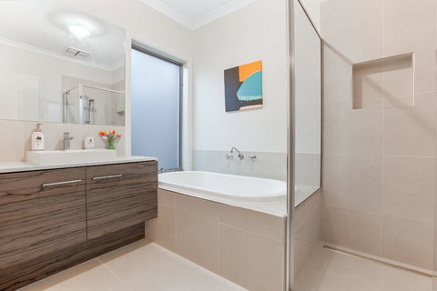 Lakeside Retreat & Business - Stayed 6