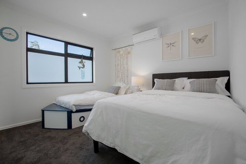 AUJOY 4 Bed Townhouse Burwood 2 - Stays Accommodation 4