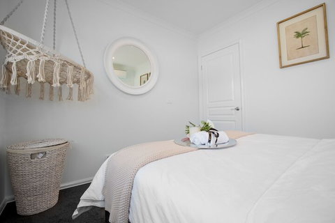 AUJOY 4 Bed Townhouse Burwood 2 - Stays Accommodation 5