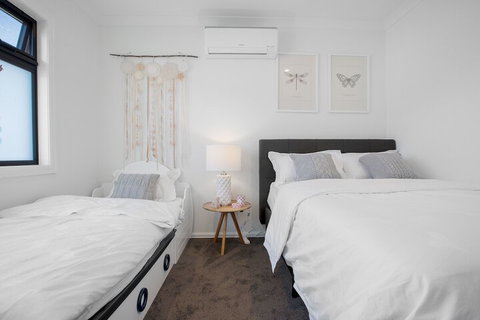 AUJOY 4 Bed Townhouse Burwood 2 - Stays Accommodation 6