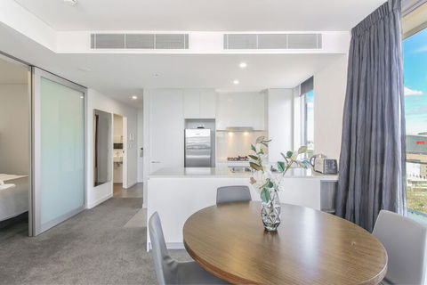 2 Bedroom Modern Apartment In Chatswood - Stayed 1