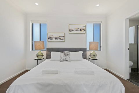 HomeHotel Luxurious 3 Bedrooms - Stayed 2