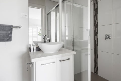 The Jetty Beach Apartment By Ready Set Host - Stayed 6