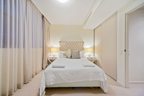 HomeHotel Luxurious Next To Shopping - Stayed 6