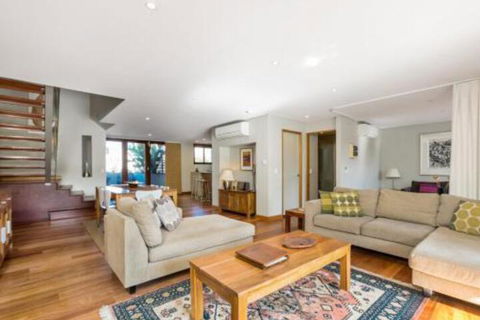 2 / 21 25 Fletcher Street Casablanca At Bogarts - Stayed 0