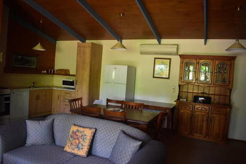 Clarendon Chalets - Stays Accommodation 5