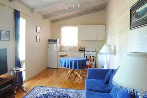 Clarendon Chalets - Stays Accommodation 6