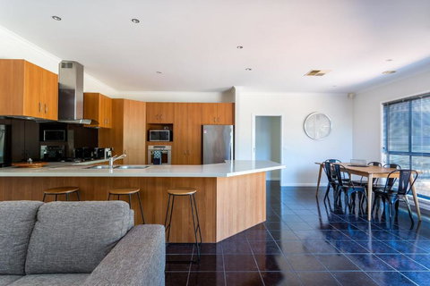 Caxton Beach House Hot Tub Spa - Stays Accommodation 6