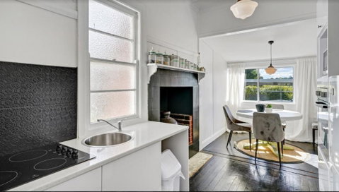 Donnelly House - Stays Accommodation 4