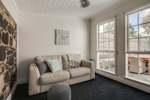 Magnetic Cottage Circa: 1850s - Stays Accommodation 6