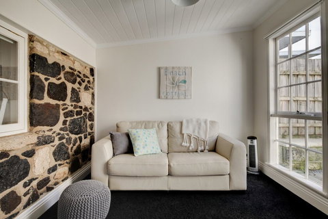 Magnetic Cottage Circa: 1850s - Stays Accommodation 2