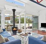 The Boathouse comfortable beachfront home - Stayed