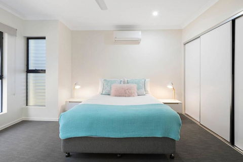 AIRLIE BEACH Delight. Hop Skip Jump To Everything - Stayed 5