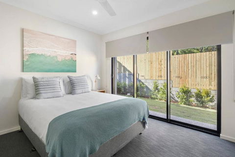 AIRLIE BEACH Delight. Hop Skip Jump To Everything - Stayed 6