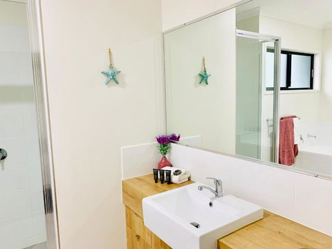 AIRLIE BEACH Delight. Hop Skip Jump To Everything - Stayed 2
