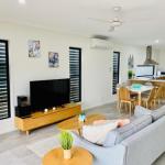 AIRLIE BEACH Delight. Hop Skip Jump To Everything - Stayed 0