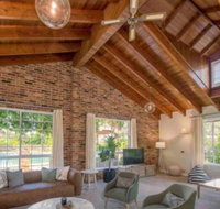 Luxurious Home on 5 Acres Close to CBD Sleeps 18 - Stays Accommodation