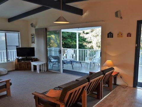Wonky Pine Beach House NARRWALLEE 4 Bedroom - Stayed 3