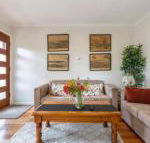 Spacious Bungalow5min walk to station5min to Box HillWiFiParking - Stayed