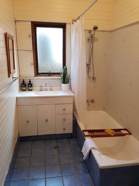 Cute Cottage On Byng Walk To Town & Pet Friendly - Stayed 5