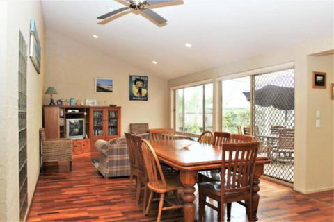 BEACHSIDE VILLA 2 - Stays Accommodation 0