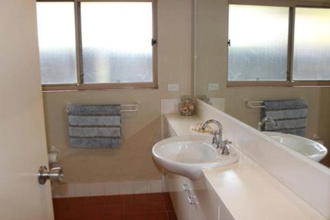 BEACHSIDE VILLA 2 - Stays Accommodation 5