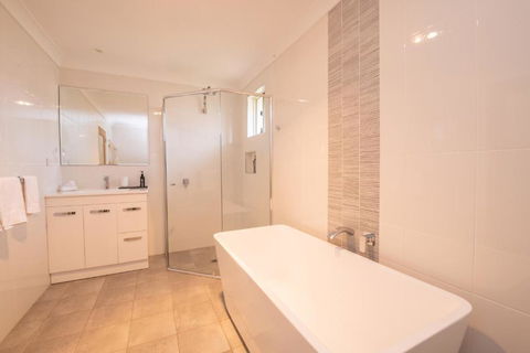 42 Rosemary Lane Â· Central Orange Spacious Family Home Quiet Lane - Stayed 5