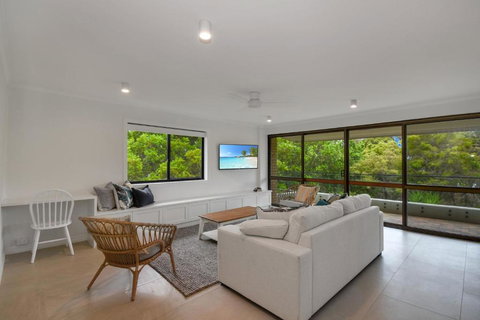 BEAUTIFULLY RENOVATED OCEANSIDE APARTMENT Lamer 9 - Stayed 6