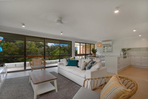 BEAUTIFULLY RENOVATED OCEANSIDE APARTMENT Lamer 9 - Stayed 5