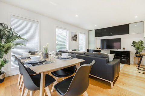 Tranquil Townhouse In Port Melbourne - Stayed 2
