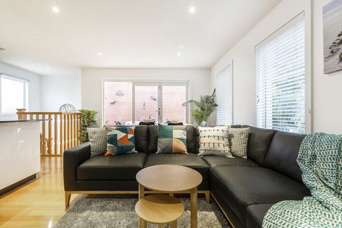 Tranquil Townhouse In Port Melbourne - Stayed 6