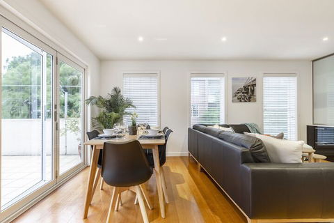 Tranquil Townhouse In Port Melbourne - Stayed 3