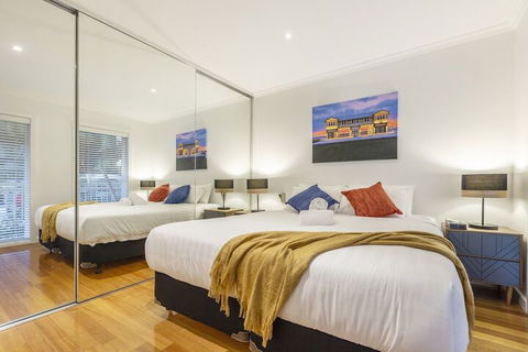 Tranquil Townhouse In Port Melbourne - Stayed 7