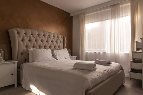 Bright & Spacious 2 Bedroom Apartment In Windsor - Stayed 1