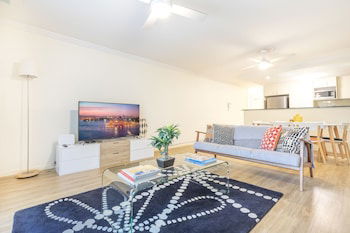 Perfectly Located Apt Rooftop Pool & Spa - Stayed 6