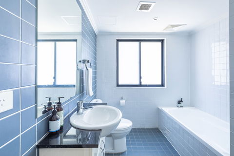 Perfectly Located Apt Rooftop Pool & Spa - Stayed 2
