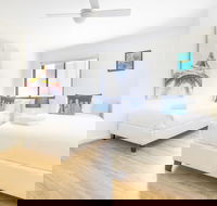 Perfectly Located Apt Rooftop Pool  Spa - Stayed