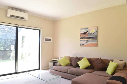 Comfortable 2 Bedroom With Serene Garden - Stayed 6