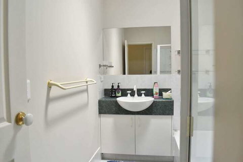 Comfortable 2 Bedroom With Serene Garden - Stayed 1