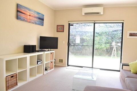 Comfortable 2 Bedroom With Serene Garden - Stayed 7