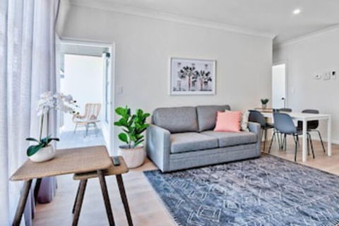 2 Bedroom Apt With Balcony & Air Con In Plympton - Stayed 0