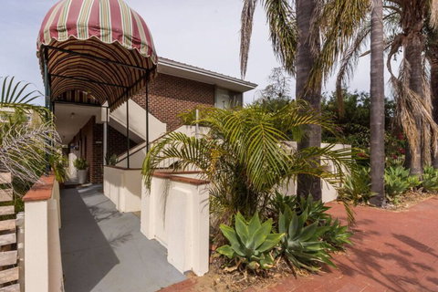 B6 Cafes & Restaurants Close To UWA - Stays Accommodation 1