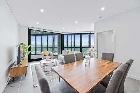 HomeHotel Luxury Apt With Shopping Mall Downstairs - Stayed 4