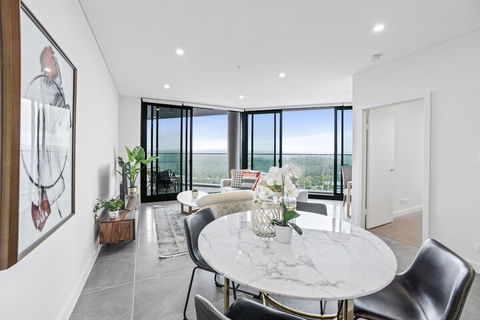HomeHotel Ultra Luxury 2 Bedroom Next To Mall & Train - Stayed 1