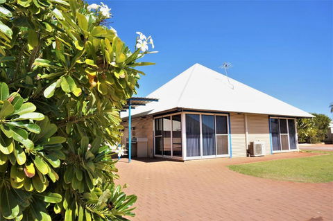 Osprey Holiday Village Unit 120 Colourful 3 Bedroom Holiday Villa With A Pool In The Complex - Stayed 6