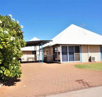 Osprey Holiday Village Unit 120 Colourful 3 Bedroom Holiday Villa with a Pool in the Complex - Stayed