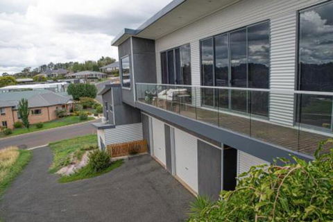 Five Bed Five Bath Five Star View 2 Mins To CBD Wentworth Estate - Stayed 5